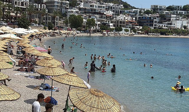 Bodrum'da sahiller doldu, tatilciler denize girdi