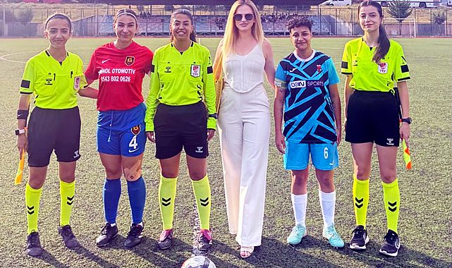 Bu maçtaki futbolcular, hakemler ve gözlemci kadın