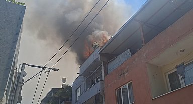 Bursa'da çatı katında çıkan yangın kamerada