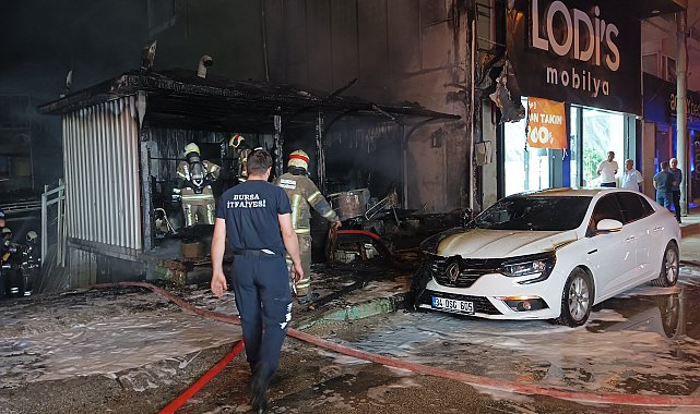 Bursa'da depoda çıkan yangın, park halindeki otomobile sıçradı