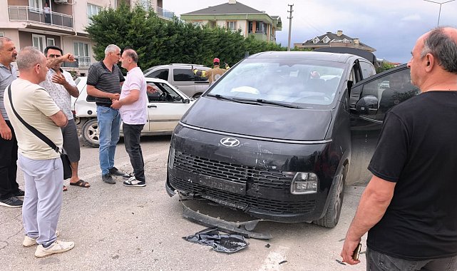 Bursa'da minibüs ile otomobil çarpıştı: 3'ü çocuk 9 yaralı