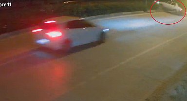 Bursa'da takla atan otomobil sürücüsü için esnaf seferber oldu; kaza anı kamerada