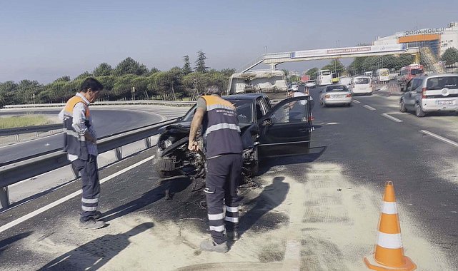 Büyükçekme'de 2 servis minibüsü ve bir otomobilin karıştığı kazada 4 kişi yaralandı -1