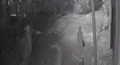 Çatalca'da maskeli kadının marketi kundaklayıp kaçtığı anlar kamerada