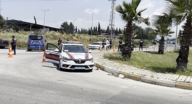 Cezaevi önünde 2 kişiyi vurup gasbettikleri otomobille kaçan 3 şüpheli yakalandı