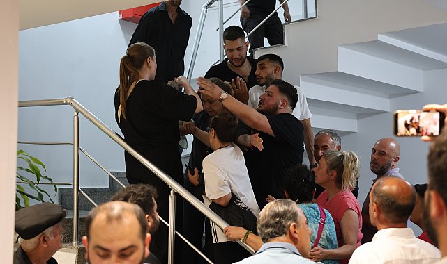 CHP İzmir İl Başkanlığı koltuğuna oturan Gümrükçü: Yakam paçam dağıldı, göğsüm ezildi
