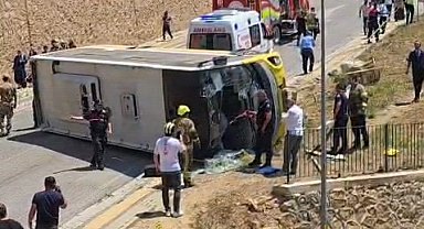 Çocuğa çarpmamak için şoförünün manevra yaptığı özel halk otobüsü devrildi