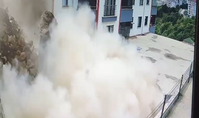 Çocuğunu saniyelerle kurtardı; istinat duvarının çökme anı kamerada