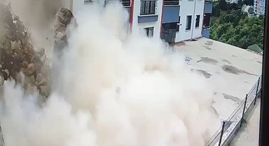 Çocuğunu saniyelerle kurtardı; istinat duvarının çökme anı kamerada