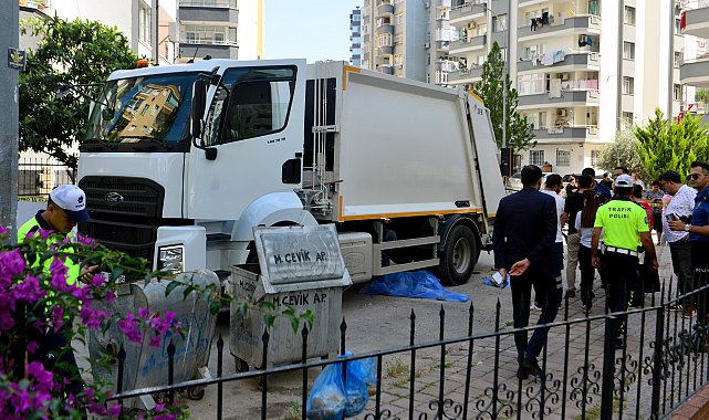 Çöp kamyonunun altında kalan yaya öldü