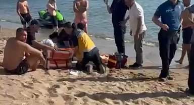 Denize giren 2 kardeşten biri boğuldu