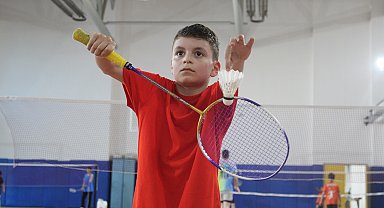 Depremzede Kerem, badmintonda uluslararası turnuvada şampiyon oldu