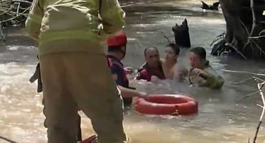 Derede akıntıya kapılan çocuğu itfaiye ekibi kurtardı