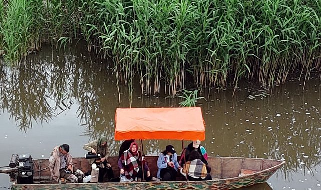 Derinliği 30 santimden 4,5 metreye yükselen Eber Gölü'nde 'kayık turu'