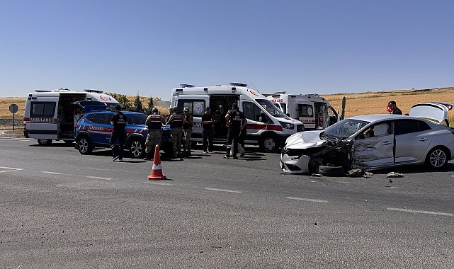 Diyarbakır'da hafif ticari araçla otomobil çarpıştı: 6 yaralı