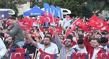 Dolmabahçe'de milli maç heyecanı dev ekranda yaşandı