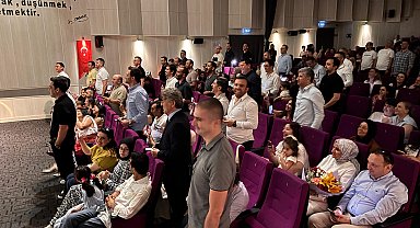 Duygulandıran koro; sahnede çocuklar, salonda babalar