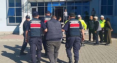 Edirne'de durdurulan taksiden 4 kaçak göçmen çıktı