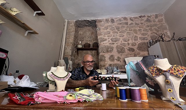 Emekli zabıt katibi, iğne oyasını dünyaya tanıtıyor