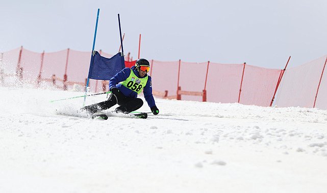 Erzurum Palandöken'de babaların kayak yarışı