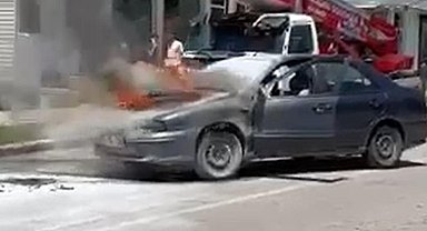 Erzurum'da seyir halindeki otomobilde yangın