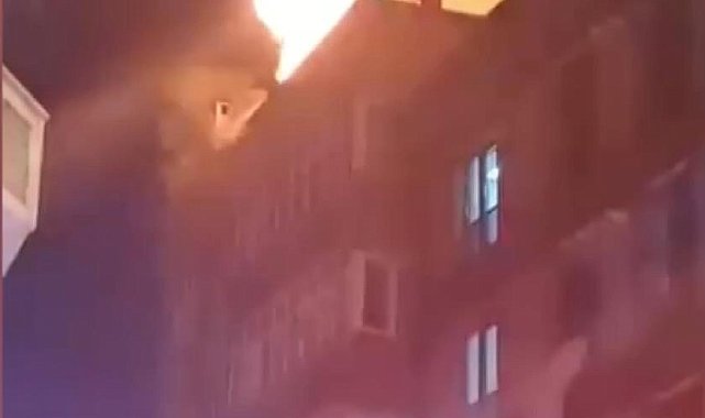 Esenyurt'ta 4 katlı binanın çatısı alev alev yandı