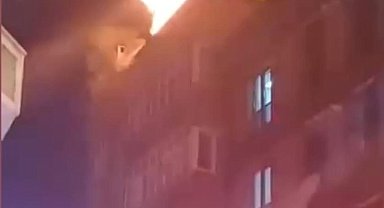 Esenyurt'ta 4 katlı binanın çatısı alev alev yandı