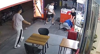 Esenyurt'ta kadın esnafa bıçak çekti, ayağı takılıp yere düştü: O anlar kamerada