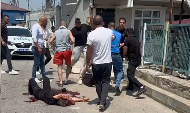 Eşini sokak ortasında bıçaklayan şüpheliye linç girişimi