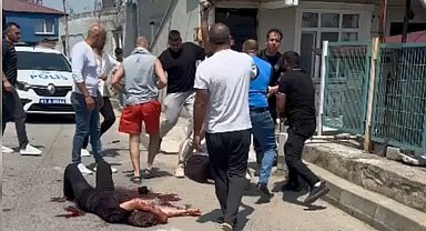 Eşini sokak ortasında bıçaklayan şüpheliye linç girişimi