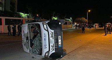 Eskişehir'de otomobilin çarptığı işçi servisi devrildi: 7 yaralı