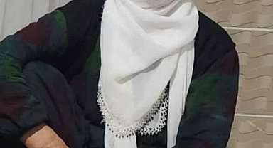 Evinin balkonundayken düğünde açılan ateşte göğsünden vurulan kadın öldü
