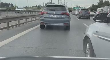 Eyüpsultan'da trafikte 'önüme kırdın' kavgası: Otoyolda araçtan inip kadın sürücüye saldırdı