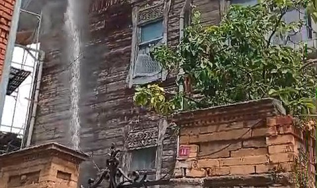 Fatih'te 2 katlı ahşap binanın çatısında çıkan yangın söndürüldü