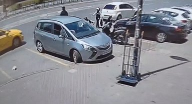 Fatih'te araçta eşini bekleyen Rumen turistin çantasını çaldılar; içindekileri alıp geri bıraktılar