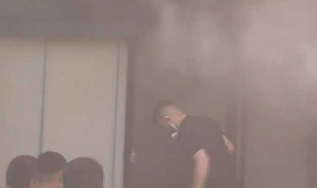 Fatih'te tekstil deposunda çıkan yangın söndürüldü; 2 kişi dumandan etkilendi
