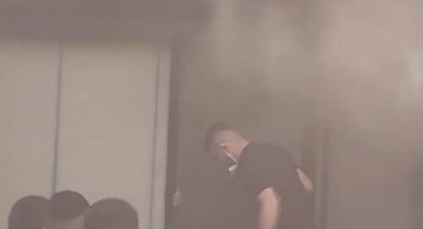 Fatih'te tekstil deposunda çıkan yangın söndürüldü; 2 kişi dumandan etkilendi