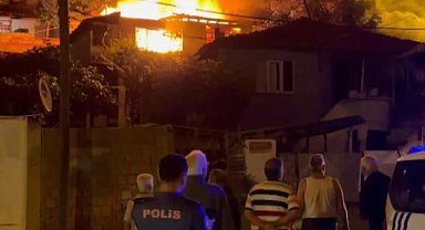 Gaziosmanpaşa'da 3 gecekondu alev alev yandı