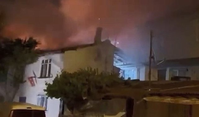 Gaziosmanpaşa'da gecekondu alev alev yandı