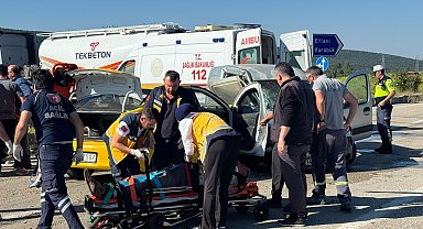 Hafif ticari araç ile taksi çarpıştı; 4 yaralı
