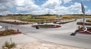 Hafif ticari araçla otomobilin çarpıştığı kaza kamerada; 1 ölü, 4 yaralı