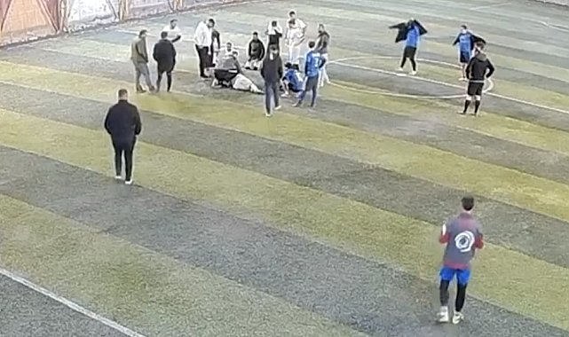 Halı sahada dili boğazına kaçan oyuncuya müdahale kamerada