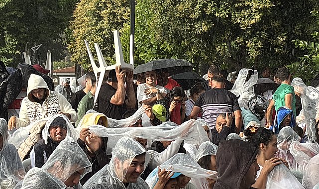 Hatay'da milli maç heyecanı; Antakya'da yağmura rağmen dev ekrandan takip ettiler
