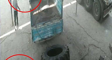 Hava basılan traktör lastiği patladı, 2 işçinin yaralandığı o anlar kamerada