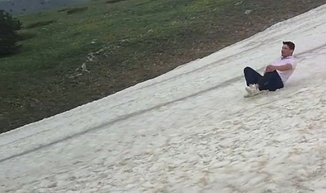 Haziran ayında zirvede poşetlerle karda kaydılar
