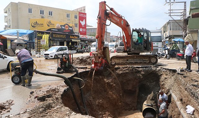 İçme suyu borusu patladı; yol çöktü, ev ve iş yerlerini su bastı