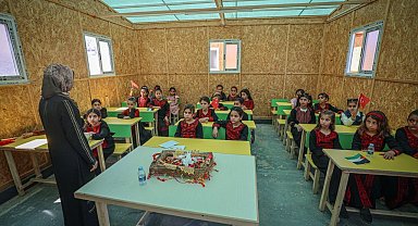 İHH Gazze'de sahra okulu açtı