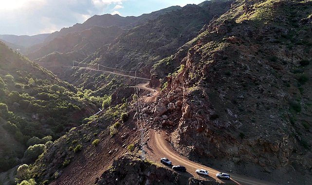 İki mahalleyi bağlayan yol kapandı, mahalleli tepki gösterdi
