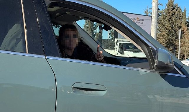 İki sürücünün trafikteki tartışması kamerada