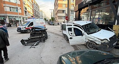 İş yeri duvarına çarpan hafif ticari araçtaki 2 kişi yaralandı